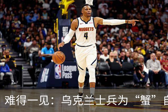 难得一见：乌克兰士兵为“蟹”自行榴弹炮更换炮管 解读其中细节